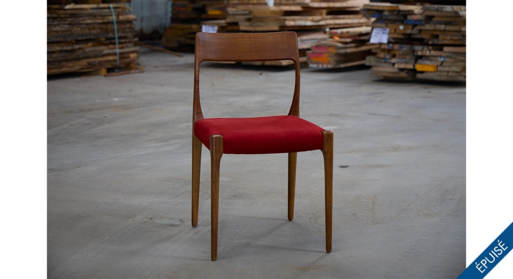 Chaise scandinave bois teinte noyer assise tissu rouge Chaise scandinave bois teinte noyer assise tissu rouge