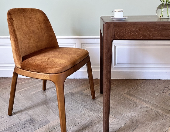 Chaise design bois teinte merisier et tissu velours bronze