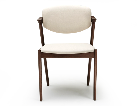 Chaise scandinave bois teinte marron foncé assise tissu blanc cassé