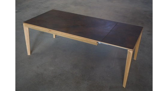 Extending table for 6 to 10 people in oak and ceramic with ceramic extension with natural wood finish and oxidized brown ceramic top. 160x100 cm