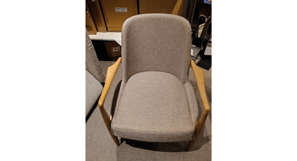 Fauteuil scandinave en bois teinte naturelle et tissu brun