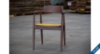 Chaise scandinave bois teinte noyer assise tissu jaune Chaise scandinave bois teinte noyer assise tissu jaune