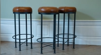 Lot de 3 tabourets de bar vintage cuir marron clair Lot de 3 tabourets de bar vintage cuir marron clair