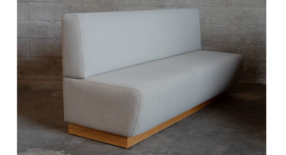 Banco socle de roble natural asiento tejido beige natural