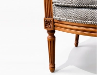 Fauteuil bergère mouluré style Louis XVI bois teinte ancienne et tissu chiné gris bleu