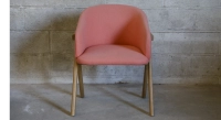 Chaise design en frêne bois teinte naturelle assise tissu en laine bouillie rose