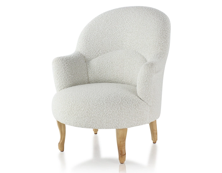 Fauteuil crapaud avec accoudoirs pieds bois teinte naturelle et tissu bouclé blanc Fauteuil crapaud avec accoudoirs pieds bois teinte naturelle et tissu bouclé blanc