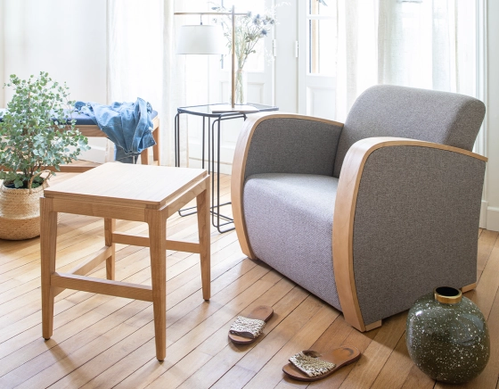 Fauteuil design bois teinte naturelle et tissu brun