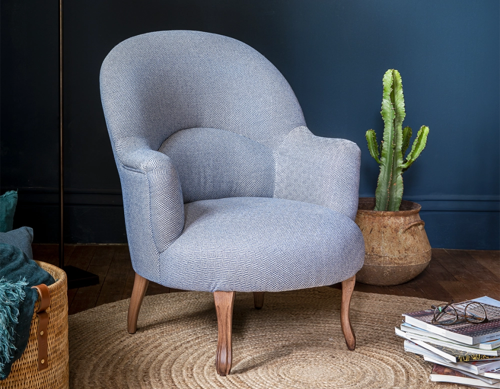Fauteuil crapaud avec accoudoirs pieds bois teinte noyer et tissu chevron bleu Fauteuil crapaud avec accoudoirs pieds bois teinte noyer et tissu chevron bleu