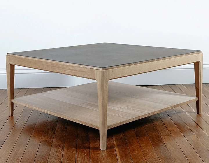 Table basse carrée en chêne et céramique avec tablette en bois teinte naturelle plateau céramique brun oxydé 100x100 cm Table basse carrée en chêne et céramique avec tablette en bois teinte naturelle plateau céramique brun oxydé 100x100 cm