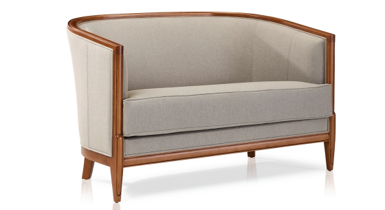 Canapé ancien 2 places accoudoirs moulurés bois teinte ancienne et tissu beige naturel