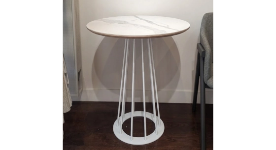 Table bistrot ronde en chêne et métal teinte naturelle et plateau céramique effet marbre blanc 60x60