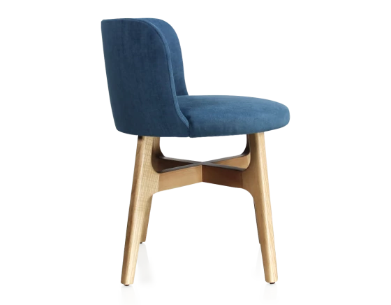 Chaise design bois teinte naturelle assise tissu bleu jean
