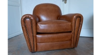 Fauteuil club cuir marron clair accoudoirs cloutés Fauteuil club cuir marron clair accoudoirs cloutés