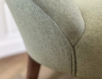 Fauteuil crapaud sans accoudoirs pieds bois teinte noyer et tissu vert sauge Fauteuil crapaud sans accoudoirs pieds bois teinte noyer et tissu vert sauge