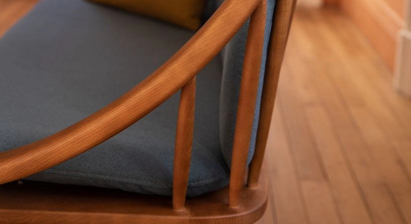 Canapé scandinave 2 places bois teinte merisier et tissu bleu océan Canapé scandinave 2 places bois teinte merisier et tissu bleu océan