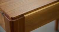 Bureau design en noyer teinte naturelle l80 cm Bureau design en noyer teinte naturelle l80 cm
