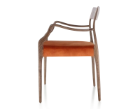 Chaise scandinave avec accoudoirs bois teinte marron foncé assise tissu velours terracotta Chaise scandinave avec accoudoirs bois teinte marron foncé assise tissu velours terracotta