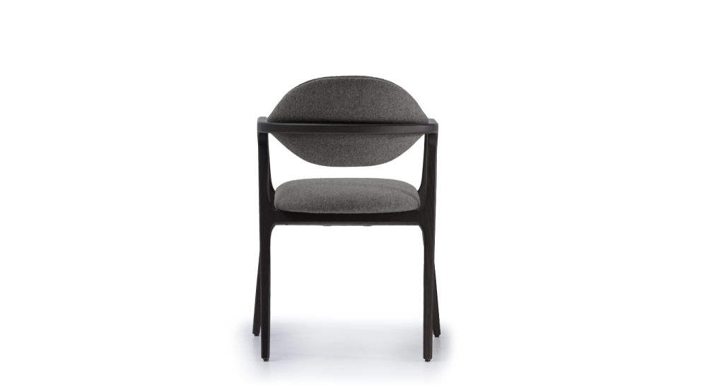 Chaise design avec accoudoirs en frêne bois teinte anthracite et tissu gris Chaise design avec accoudoirs en frêne bois teinte anthracite et tissu gris
