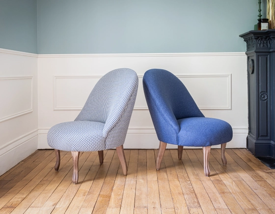 Fauteuil crapaud sans accoudoirs pieds bois teinte noyer et tissu pied-de-poule bleu et blanc