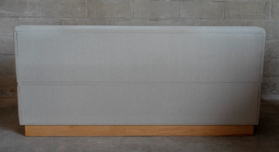 Antique 3 seater sofa socle en chêne naturelle assise tissu beige naturel