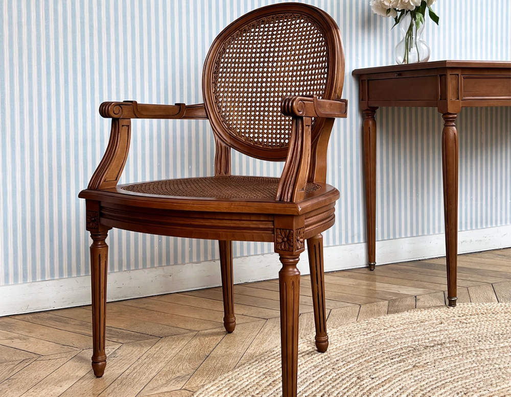 Chaise ancienne style Louis XVI avec accoudoirs bois teinte ancienne assise et dossier cannés Chaise ancienne style Louis XVI avec accoudoirs bois teinte ancienne assise et dossier cannés