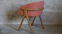 Chaise design en frêne bois teinte naturelle assise tissu en laine bouillie rose