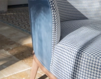 Fauteuil design cuir bleu orage et tissu pied-de-poule bleu et blanc Fauteuil design cuir bleu orage et tissu pied-de-poule bleu et blanc