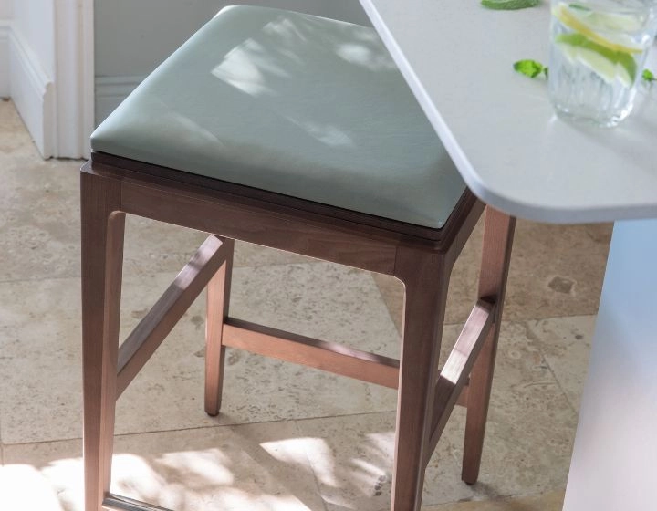 Tabouret de bar design H60 cm bois teinte noyer assise cuir vert sauge Tabouret de bar design H60 cm bois teinte noyer assise cuir vert sauge
