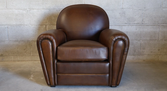 Fauteuil club cuir marron soutenu accoudoirs passepoil