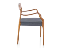 Chaise scandinave avec accoudoirs teinte merisier et tissu gris