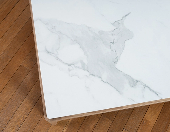 Table basse carrée en chêne et céramique avec tablette en bois teinte naturelle plateau céramique effet marbre blanc 100x100 cm