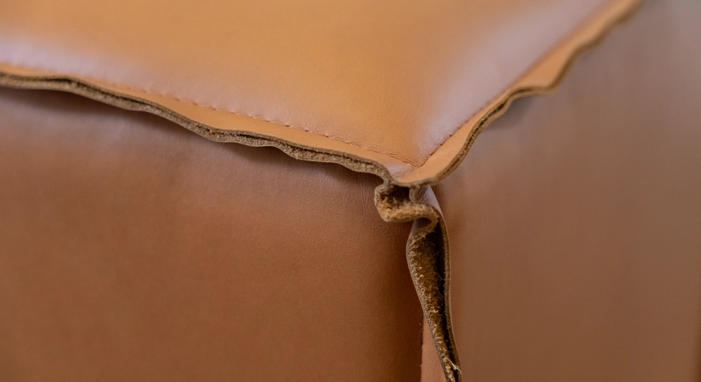 Fauteuil Chesterfield cuir noisette moyen dossier avec son pouf cube Fauteuil Chesterfield cuir noisette moyen dossier avec son pouf cube