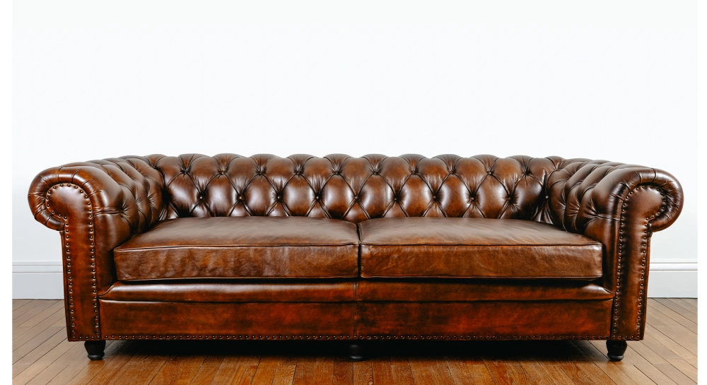 Canapé Chesterfield cuir 3 places marron vintage accoudoirs cloutés Canapé Chesterfield cuir 3 places marron vintage accoudoirs cloutés
