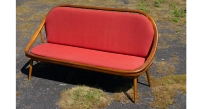 Canapé scandinave 2 places bois teinte merisier et tissu rouge Canapé scandinave 2 places bois teinte merisier et tissu rouge