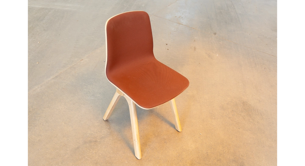 Chaises design chêne teinte naturelle et tissu rouge bordeaux Chaises design chêne teinte naturelle et tissu rouge bordeaux