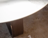 Table basse ronde en chêne et céramique avec bois teinte marron foncé plateau céramique effet marbre blanc 100 cm