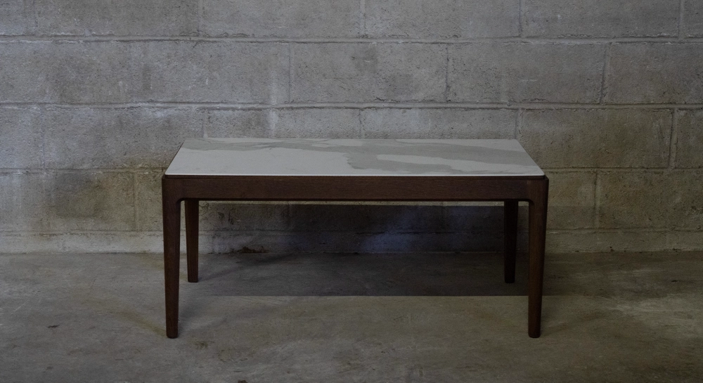 Round coffee table in oak and ceramic dark brown stained wood with a white marble-effect ceramic tabletop. 100x100 cm
