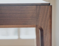 Bureau design en noyer teinte naturelle L150 cm Bureau design en noyer teinte naturelle L150 cm