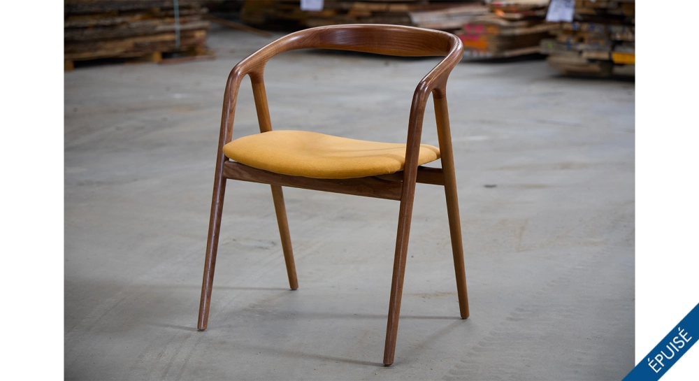 Chaise scandinave bois teinte noyer assise tissu orange clair Chaise scandinave bois teinte noyer assise tissu orange clair