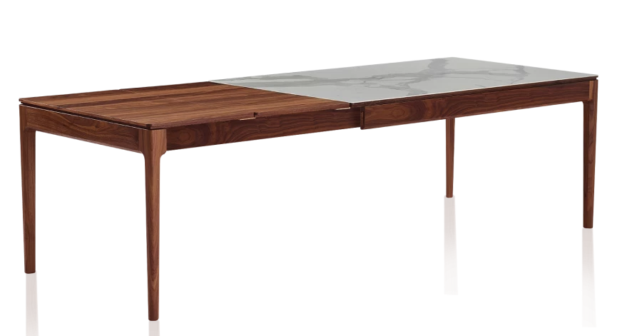 Table extensible en noyer et céramique allonges bois avec bois teinte naturelle et plateau céramique effet marbre blanc 180x100 cm