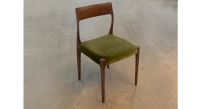 Chaise scandinave bois teinte marron foncé assise tissu vert Chaise scandinave bois teinte marron foncé assise tissu vert