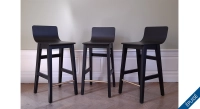Lot de 3 tabourets de bar design H60 cm bois teinte noire intense repose pied couleur laiton Lot de 3 tabourets de bar design H60 cm bois teinte noire intense repose pied couleur laiton