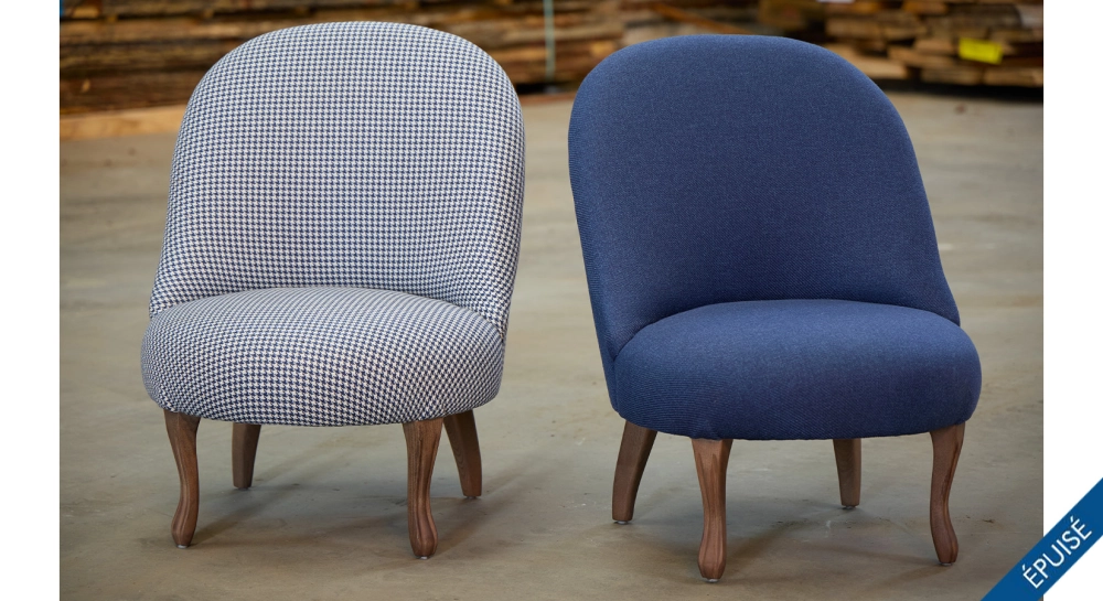 Lot de 2 fauteuils crapaud sans accoudoirs pieds bois teinte noyer et tissu bleu uni et chevron bleu Lot de 2 fauteuils crapaud sans accoudoirs pieds bois teinte noyer et tissu bleu uni et chevron bleu