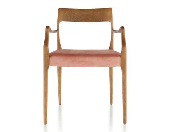 Chaise scandinave avec accoudoirs bois teinte merisier assise tissu velours rose pâle