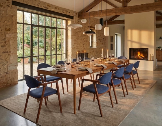 Chaise design avec accoudoirs bois teinte merisier et tissu bleu océan