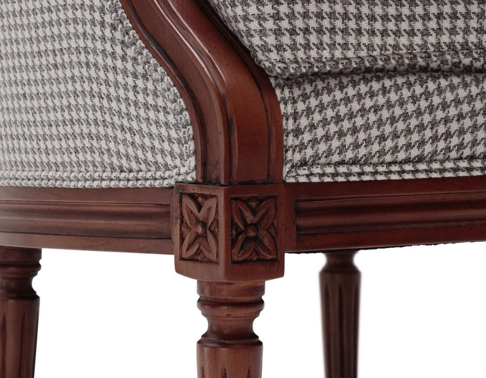 Fauteuil bergère style Louis XVI bois teinte ancienne et tissu pied de poule blanc et taupe Fauteuil bergère style Louis XVI bois teinte ancienne et tissu pied de poule blanc et taupe