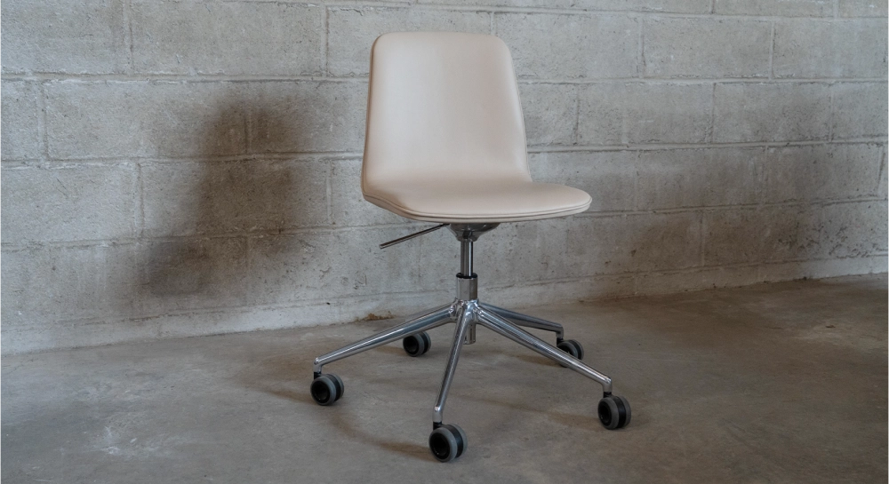 Office chair with 5 branches dossier bois teinte naturelle assise cuir beige