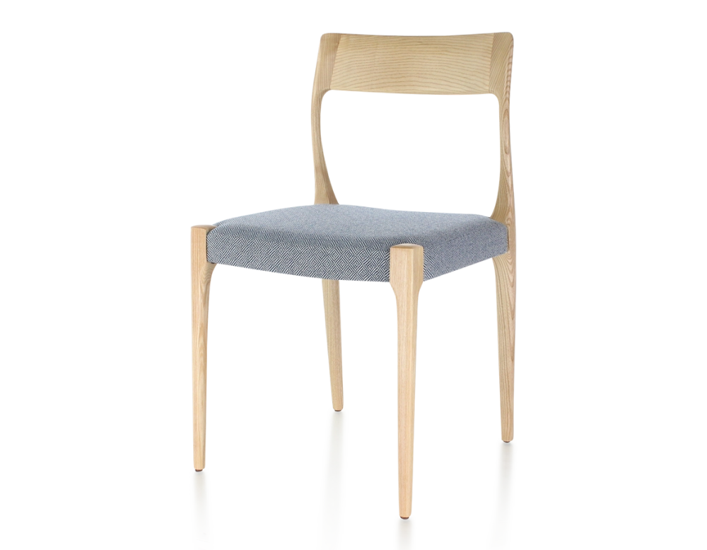 Chaise scandinave bois teinte naturelle assise tissu chevron bleu Chaise scandinave bois teinte naturelle assise tissu chevron bleu