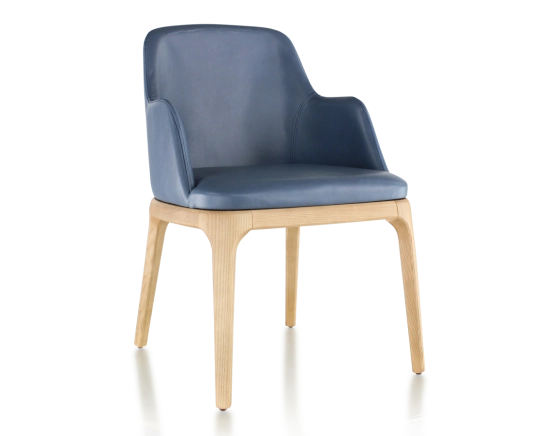Chaise design avec accoudoirs bois teinte naturelle et cuir bleu orage